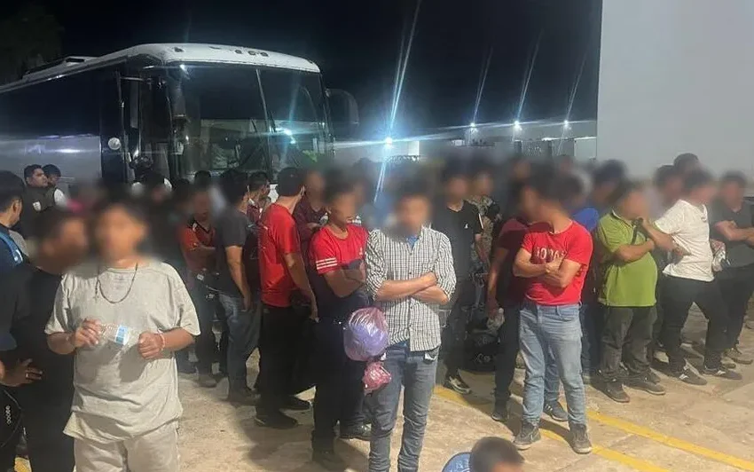  Rescatan a más de 100 migrantes en un autobús en la autopista Veracruz-Puebla